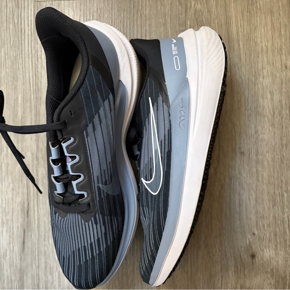 Nike Men's Black and White Athletic Shoes